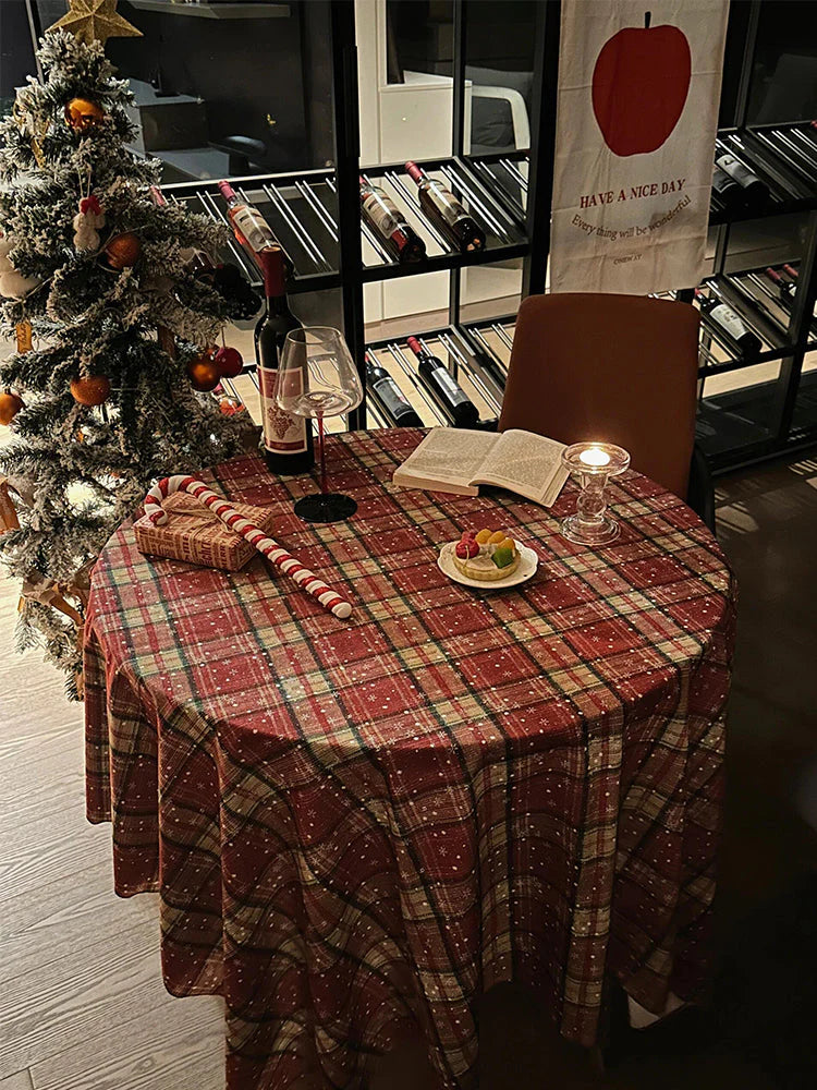 Rot karierte Feiertagstischdecke, weihnachtliche Esszimmerdekoration für warmes und festliches Ambiente